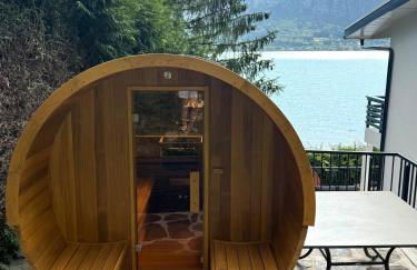 La Maison du Lac sleeps 10 and has air conditioning - Foto 3