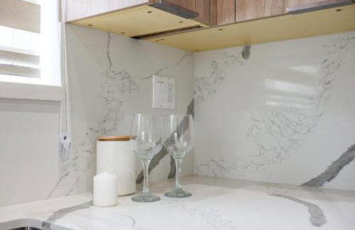 Cozy Modern Home w Full Kitchen & Parking - Foto 21