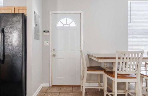 Cozy Downtown Escape Hot tub and Modern Touches - Foto 22