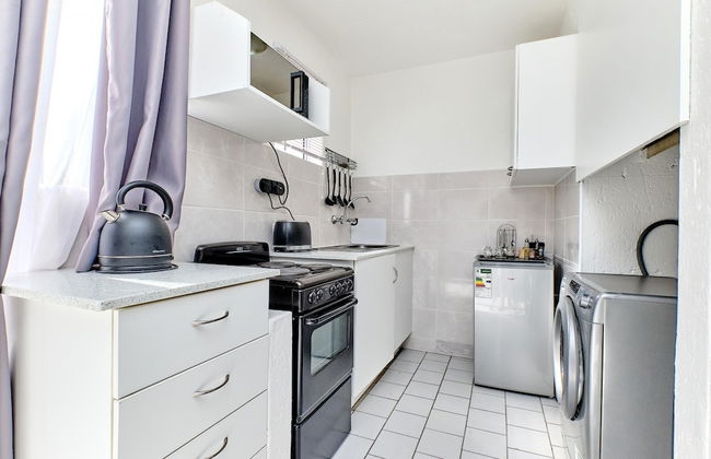 One Bed Unit in Prime Sandton- 2139 - Photo 3