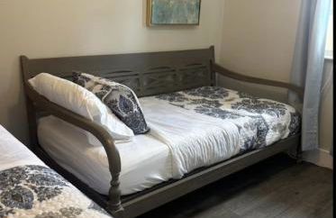 Central Perk Retreat | Heated Pool + Zoo 1 Block! - Foto 26