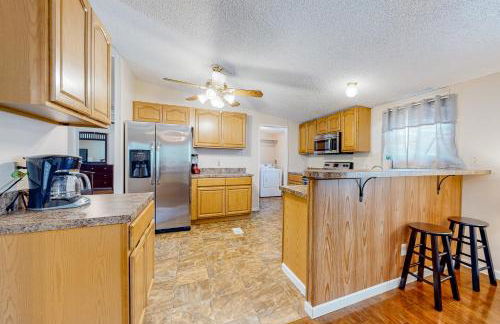 Riverfront Stay Sleeps 6 Deck Firepit Water View - Foto 13