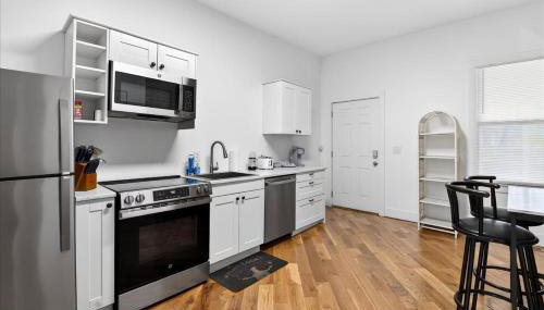 Cozy 2-Floor Home 5BR 3BA 2 Kitchens Backyard - Foto 5