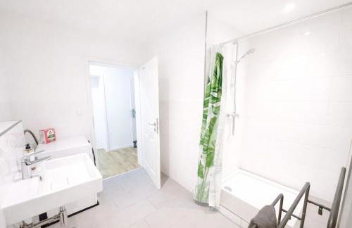 KATIES Apartments bei Regensburg - 3 Zimmer, 6 Personen, Infrarot-Sauna, Disney Plus, Balkon, Grill & Parkplatz - Foto 21