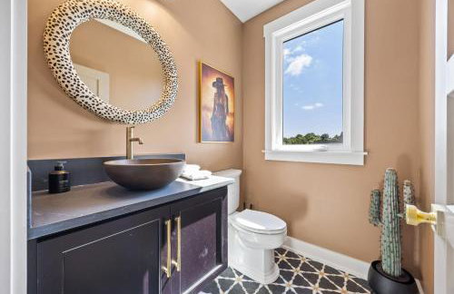 NEW Spacious Clarkson Getaway w Games & Yard - Foto 41