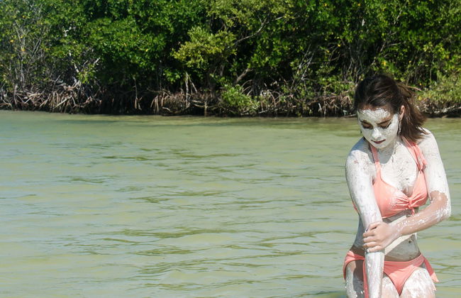 Baño de barro en los manglares de Río Lagartos - Foto 1