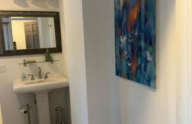 One bedroom with modern kitchen, balcony with water view - Foto 29