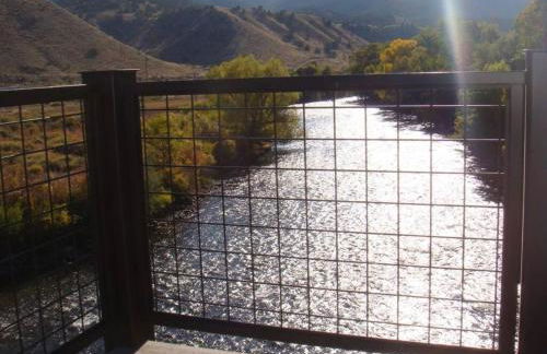 Riverfront condo with balcony, king bed STR#267 - Photo 19