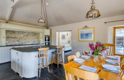 Putsborough Manor 3 Self Catering Cottages with Beach a short walk, dog friendly all year, On site Tennis, Play Area, Paddock, Spa baths, BBQ, Private Gardens, Superfast WIFI - Photo 18