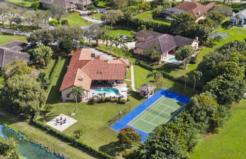 Grand 6BR Plantation Estate w/ Tennis & Pool - Foto 1