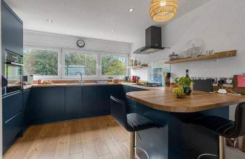 Seaside Rendezvous - Sleeps 7, Sea Views & Parking - Foto 4