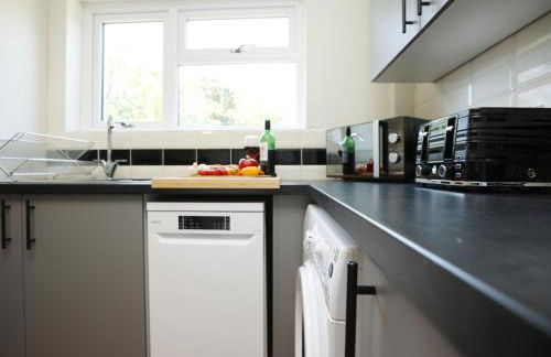 Homely ! Perfect for Contractors and Guests with Private off street parking - Foto 42