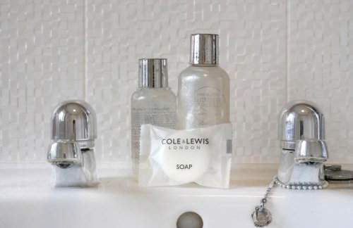 Charming House - Close to Shops & City Centre - Free Parking, Self-Check-In, Fast WiFi & Smart TV with Netflix by Yoko Property - Foto 20