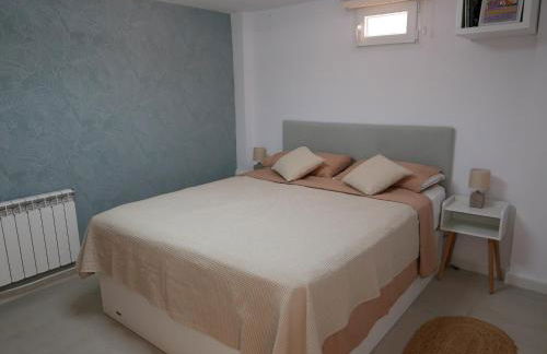 Natural park, terrace and pool - Photo 17