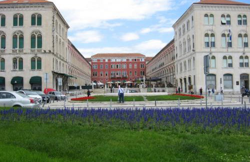 Sunny & Spacious, 2 BR apartment with free parking - Photo 23