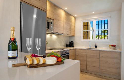 Stylish Apartment with Pool - Photo 8