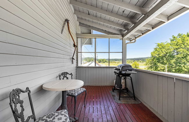 Private Beach Access + Water Views! Sleeps 18, Historic 6bdr Farmhouse w/ Deck - Foto 38