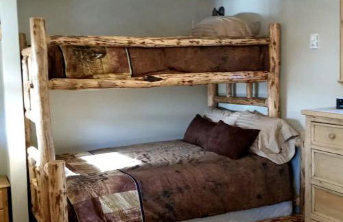 Rustic Mountain Retreat Perfect for Large Groups in Kingston, Idaho - Foto 13