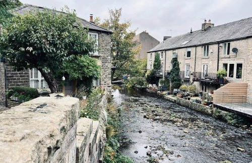 Elegant Hayfield Escape - Heart of Peak District - Photo 31