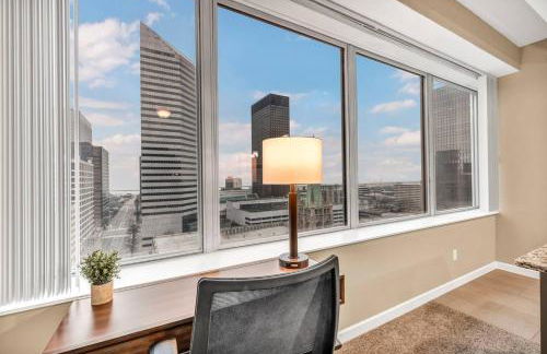 Luxury 13th Floor Condo: Downtown/ Parking 19 /Gym - Photo $