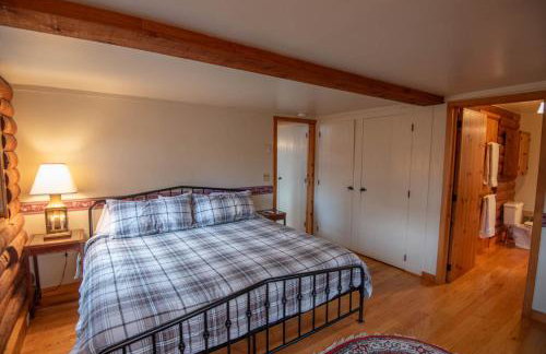 Mountain Top Cabin! Hot tub, Fireplace, Dog Friendly - Photo 19