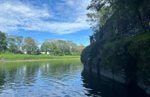 The Vault - Hidden Playroom For Couples - Private Hot Tub - Mountain Views - Riverfront - Foto 5