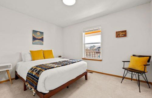 Modern Lodge with a Jacuzzi Tub - Photo 9