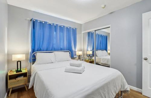 Entire Private Home with 3 Bedrooms, Gated Yard, Parking, King Bed, Available Now - Foto 14