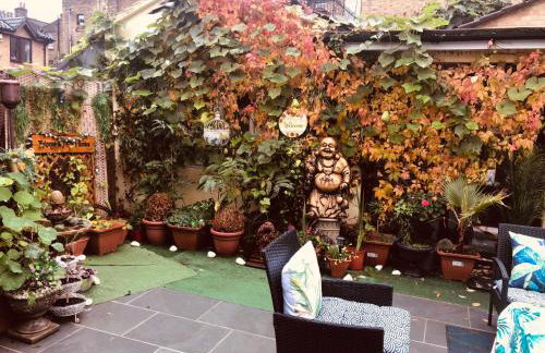 Cheerful 4 bedroom house with garden free parking - Photo 43