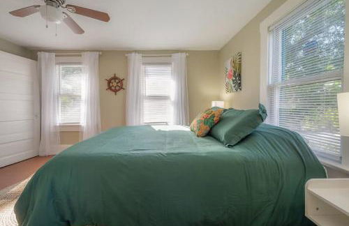 Serene Beachy Bungalow with Large Screened Porch! - Foto 16
