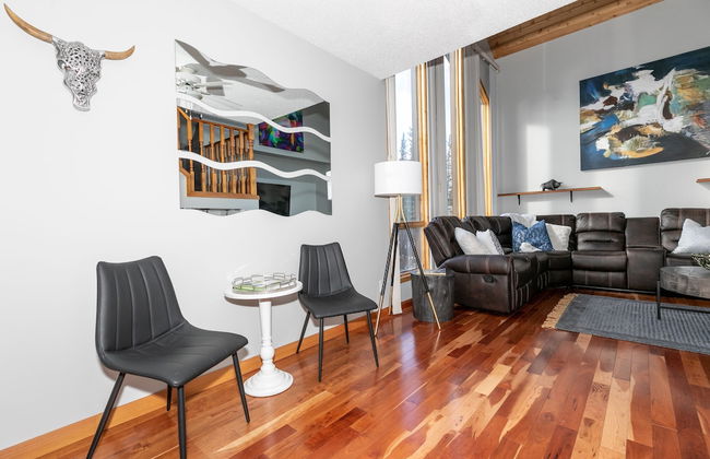 Dream 4-Br 4-Ba Chalet | Private Hot Tub | 2 min to Jasper National Park Gates - Photo 12