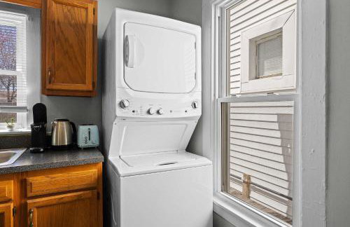 Cozy Downtown Stay w Private Backyard & Parking - Foto 28