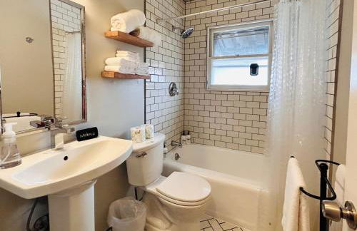 Celebration Chalet! Quant, cozy, a few blocks from BSU and close to downtown Boise, Fireplace, 4 beds, and seating for 6 Pets Welcome! - Photo 20