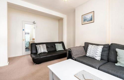 Convenient 2BR House with Great Transport Links - Photo 23