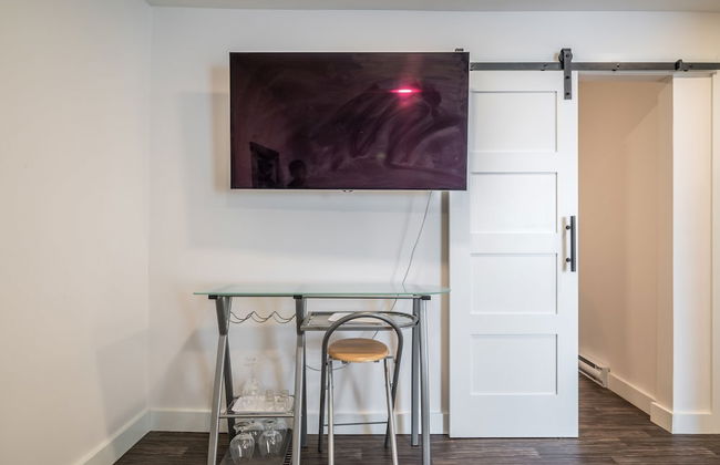 Modern Contemporary 2 Bedroom Suite - Photo 21