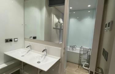 Modern self-contained Ground and Basement studios - Foto 10