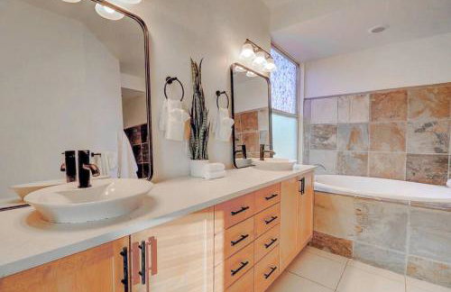 Epic 6BR with Pool, Spa and Fire Pit - Walk to Trails - Foto 35