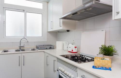 Spacious 4 Bedroom Apartment Fira BCN & Camp Nou - Foto 26