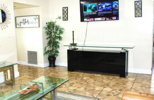 4-bedroom pool house in peaceful Sunrise with AC, WiFi, King bed - Foto 14