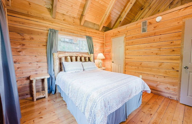 J Willy's Refuge 2 Bedroom Cabin by RedAwning - Photo 10