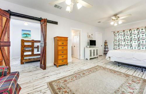 Walk to Downtown Shops and BBQ Home with Fenced Yard - Foto 14