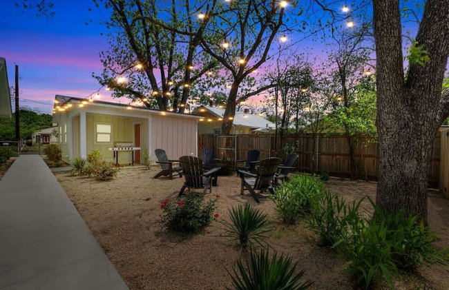 The Grove D With Hot Tub & King Beds - Walk to Main - Foto 1