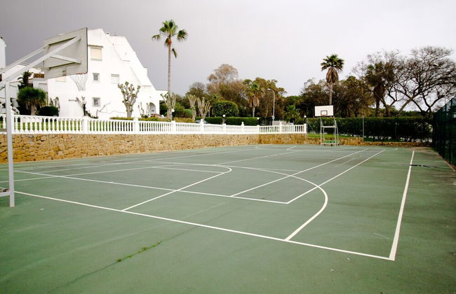 Suitur beachfront duplex with pool and sea views - Photo 35