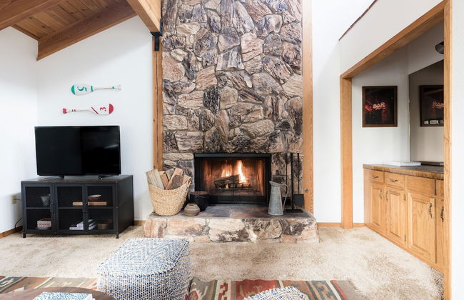 Wolfe by Avantstay 5mins Northstar w Hot Tub Fireplace 2 Private Decks - Photo 9