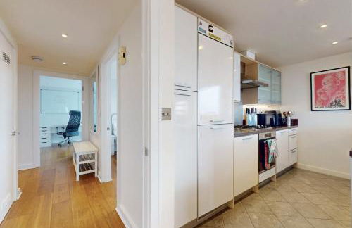 Penthouse Sanctuary with Wraparound Balcony - Pass the Keys - Foto 24