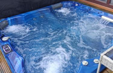 Redwood lodge with luxury hot tub at Three lochs holiday park - Foto 6