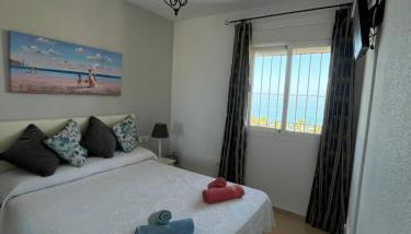 Ático con Vistas al Mar y con Piscina frente a Castillo Sohail - Photo 3, towels