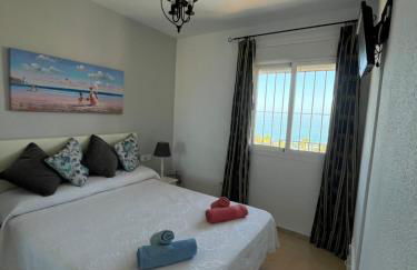 Ático con Vistas al Mar y con Piscina frente a Castillo Sohail - Photo 3