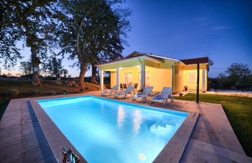 Cozy villa Paradiso with pool immersed in the greenery - Foto 24