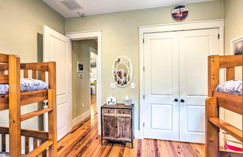 Breezy Home with Grills, Pool and Beach Access! - Foto 19